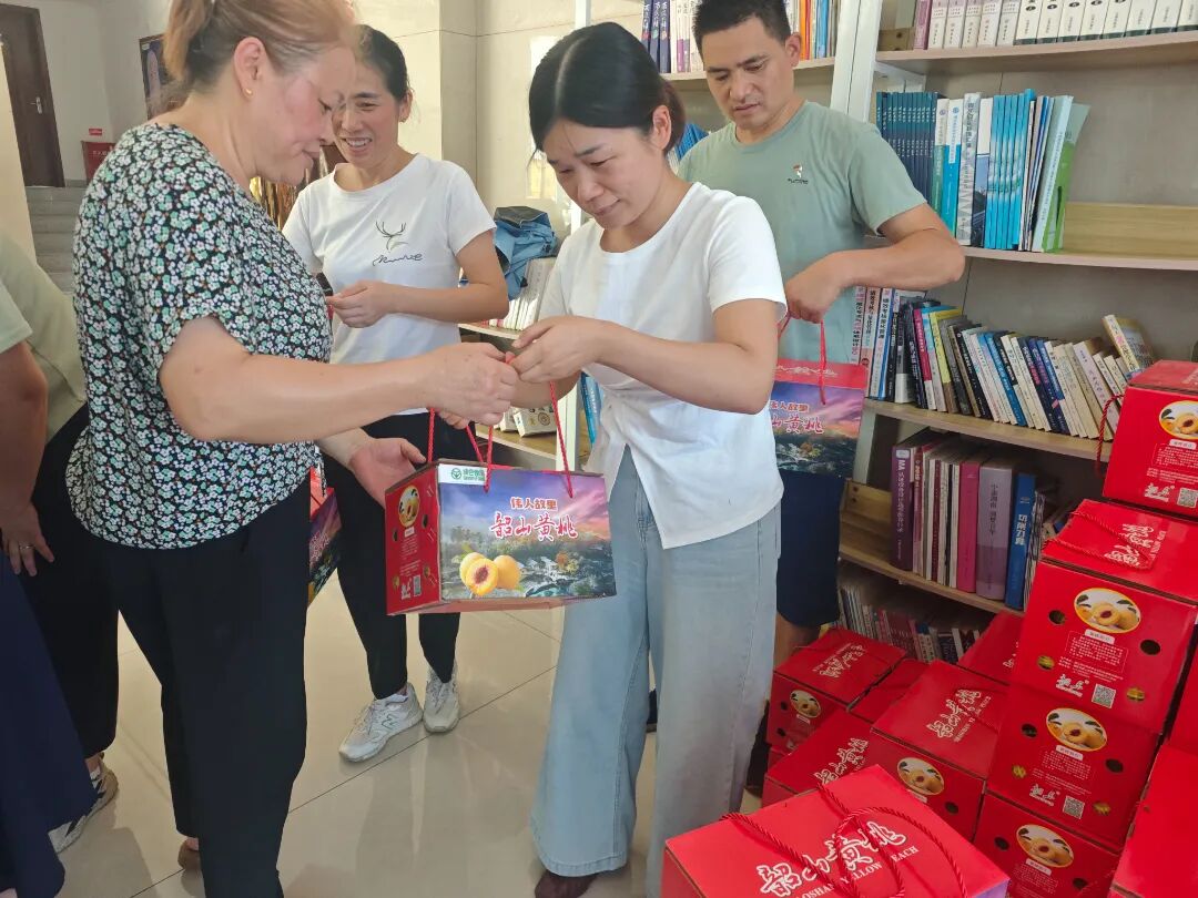 黃桃福利至，助農(nóng)情意濃